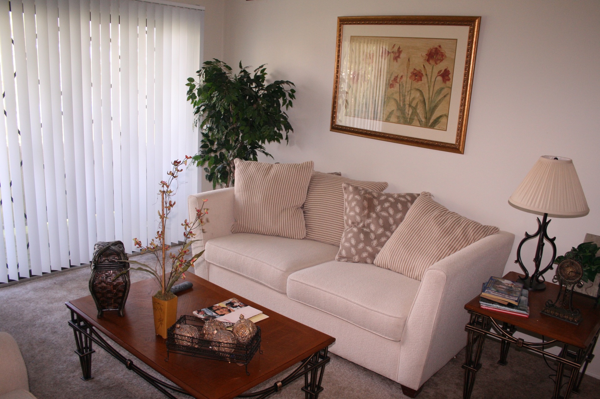 Sugartree Apartments living room in Mount Morris Michigana
