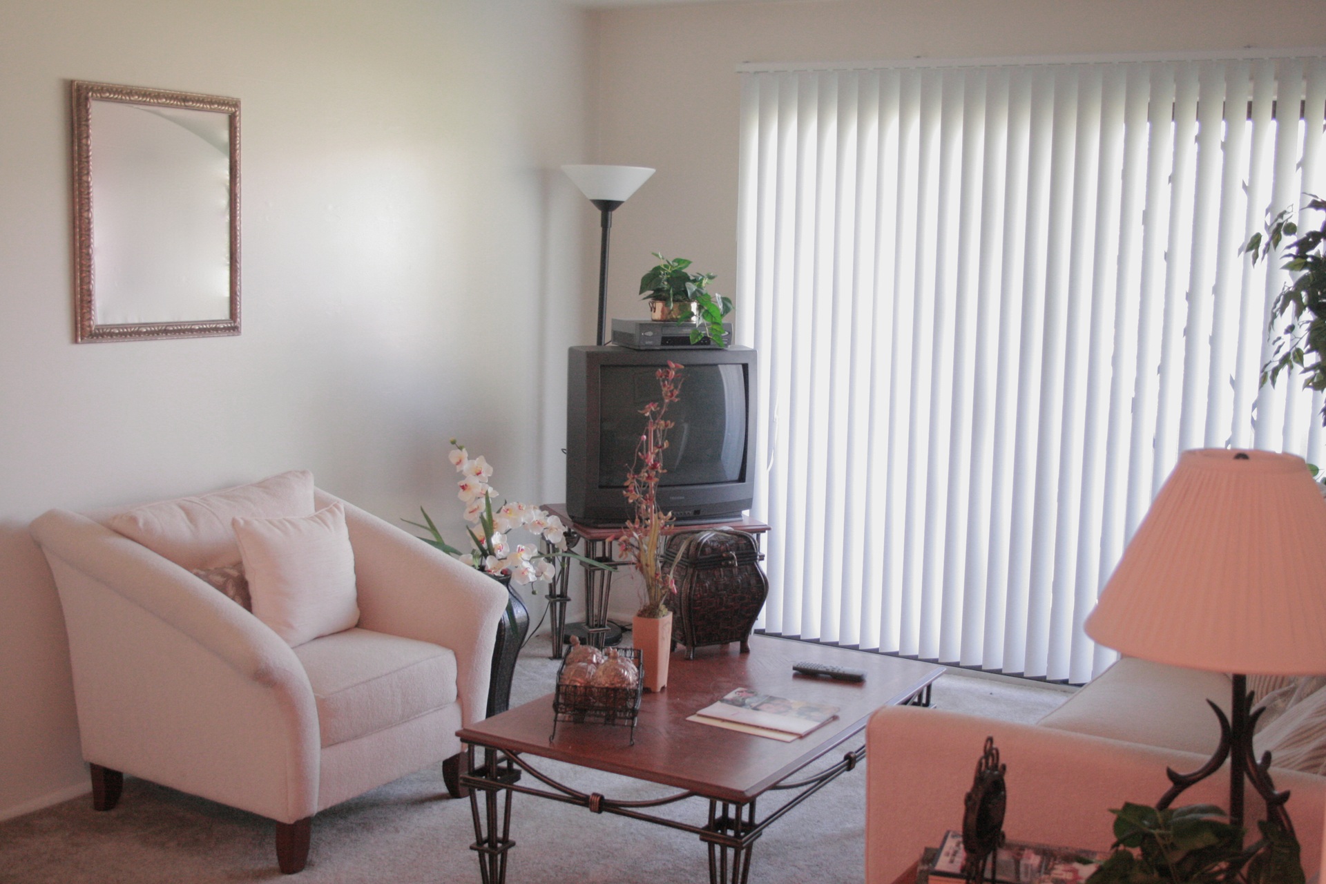 Sugartree Apartments living room in Mount Morris Michigana